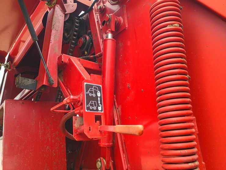 new-holland-br740-image-27