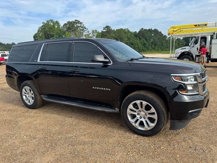 2016-chevrolet-suburban-1500-image-2