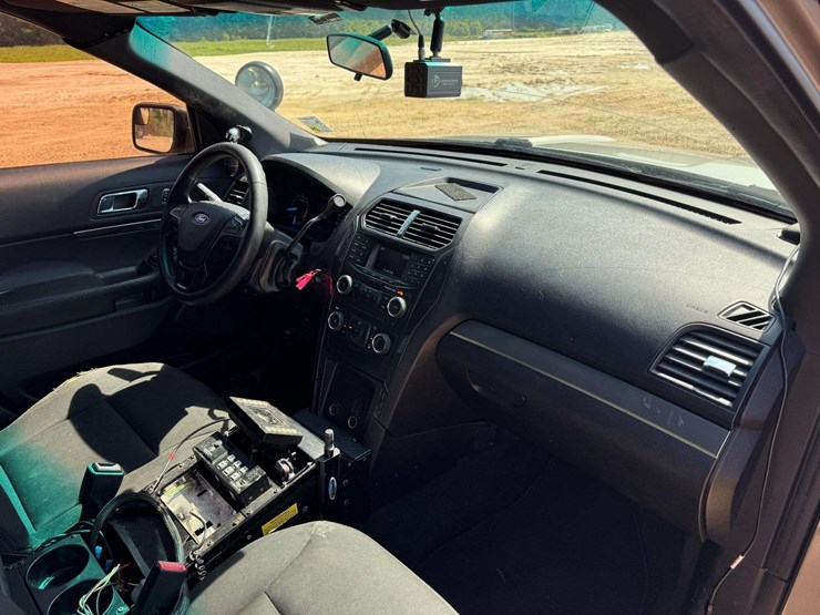 2016-ford-explorer-image-16