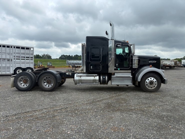 2018-kenworth-w900-image-4
