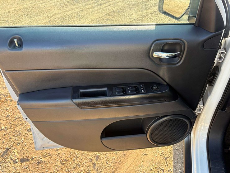 2016-jeep-patriot-sport-image-10