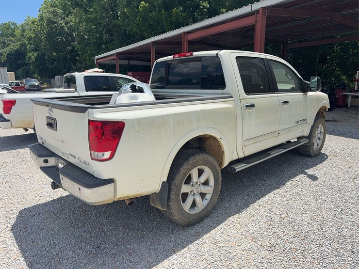 2015-nissan-titan-image-5