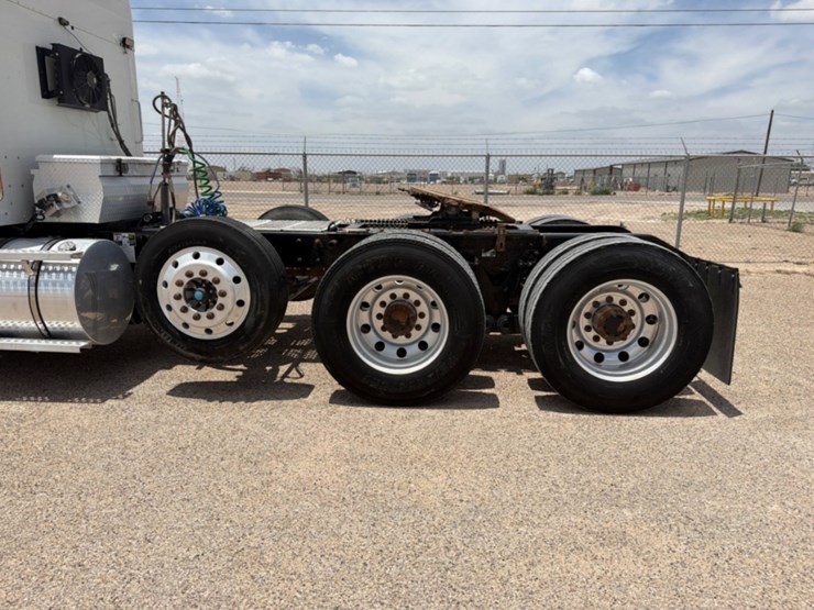 2013-kenworth-w900-image-10