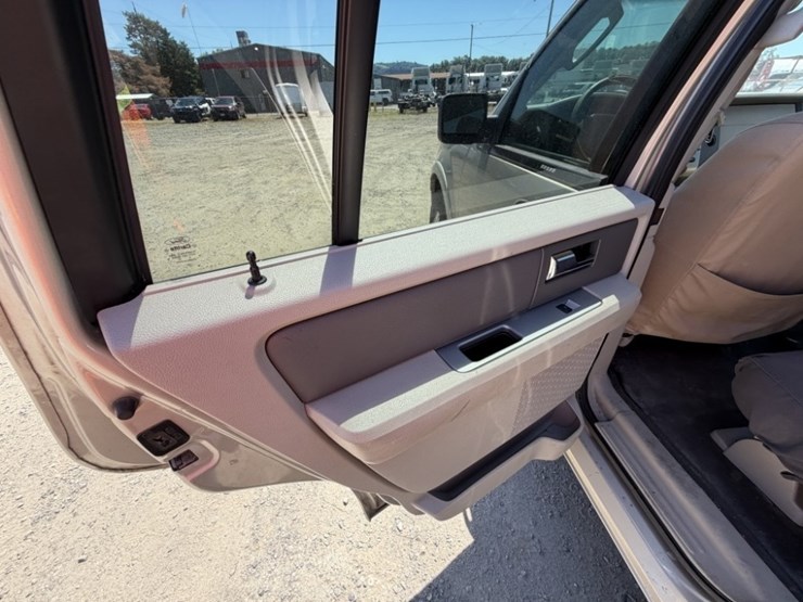 2008-ford-expedition-xlt-image-24