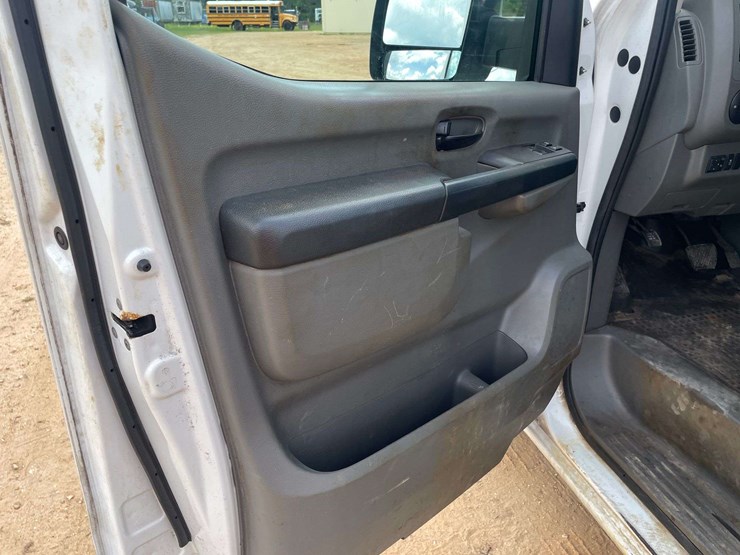 2018-nissan-nv2500hd-image-9