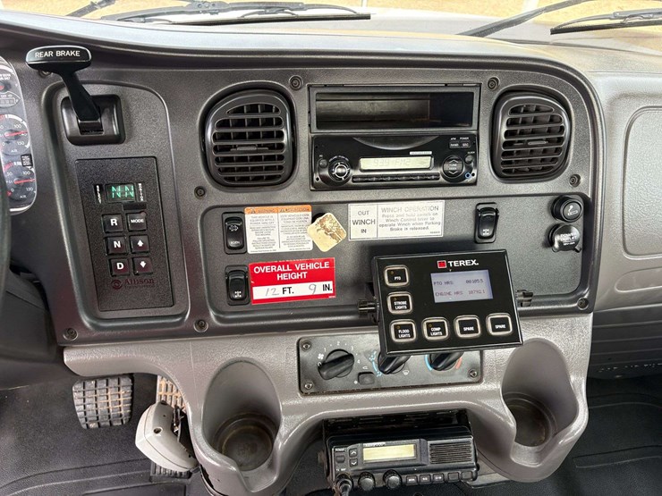 2013-freightliner-m2-106-image-17