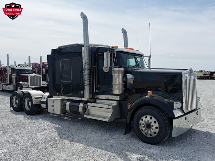 2023-kenworth-w900l-image-1