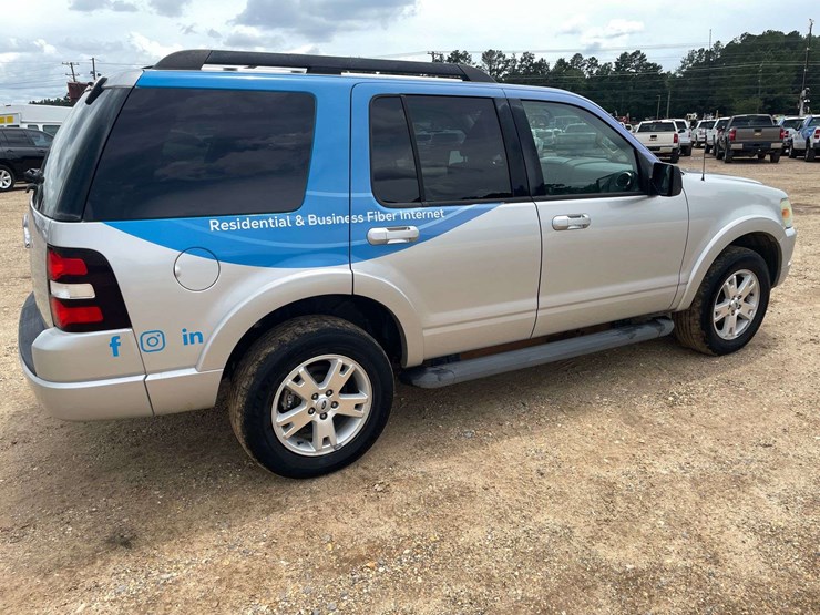 2010-ford-explorer-xlt-image-3