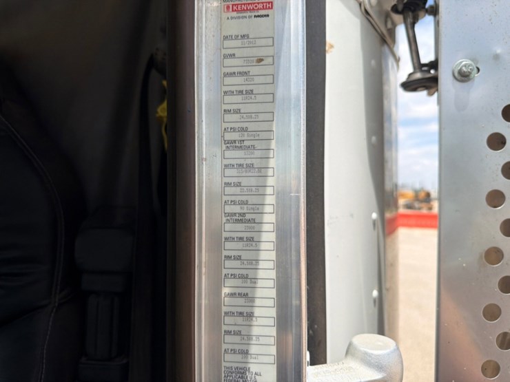 2013-kenworth-w900-image-14