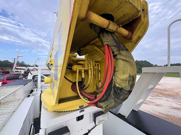 2013-freightliner-m2-106-image-38