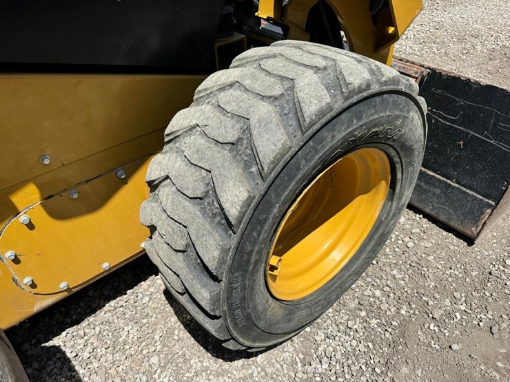 2019-caterpillar-236d3-image-18