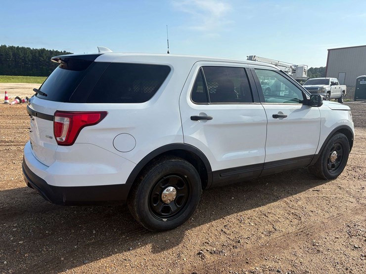 2016-ford-explorer-image-3