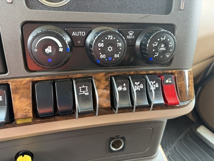 2016-kenworth-t680-image-38