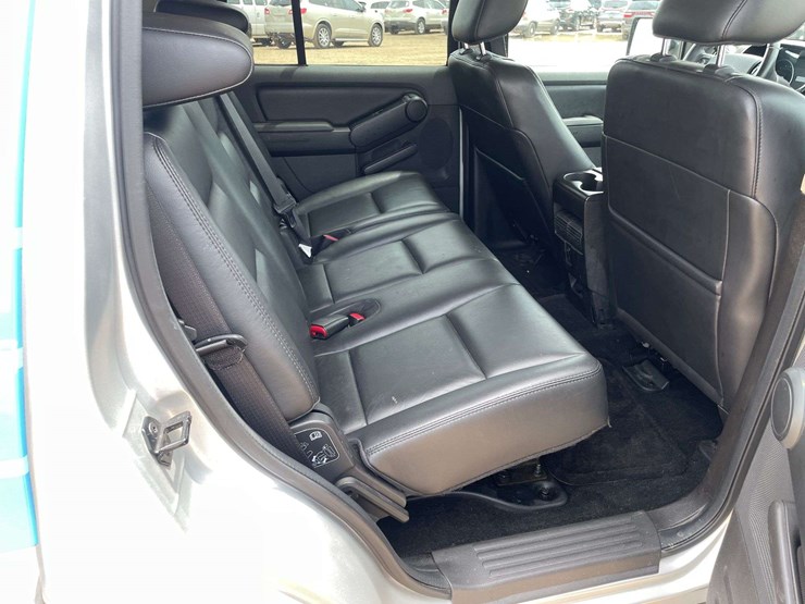 2010-ford-explorer-xlt-image-16