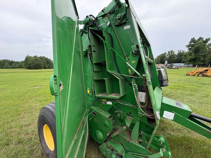 2010-john-deere-568-image-9