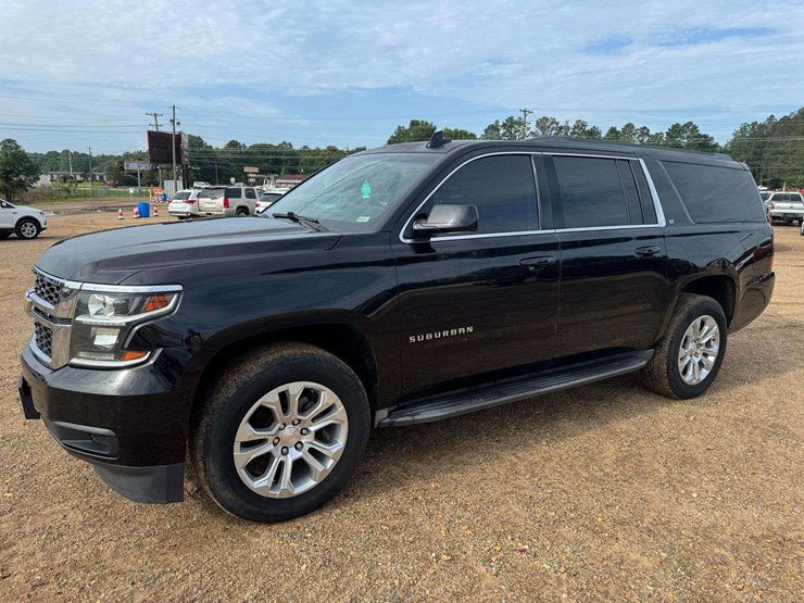 2016-chevrolet-suburban-1500-image-1