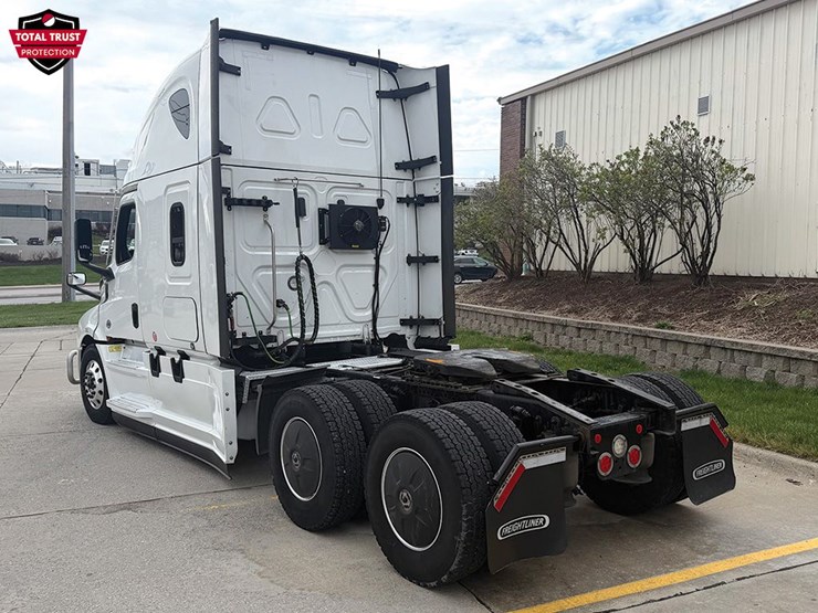 2023-freightliner-cascadia-126-image-2