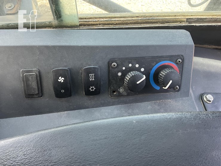 2016-deere-650k-lgp-image-15