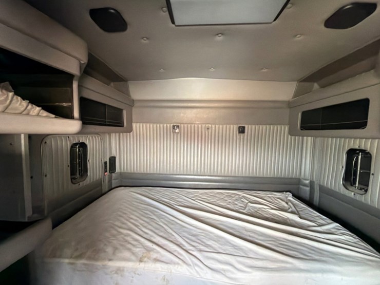 2013-kenworth-w900-image-17