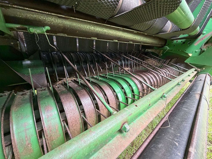 2010-john-deere-568-image-8