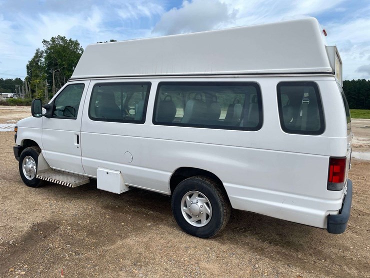 2010-ford-econoline-350-image-2