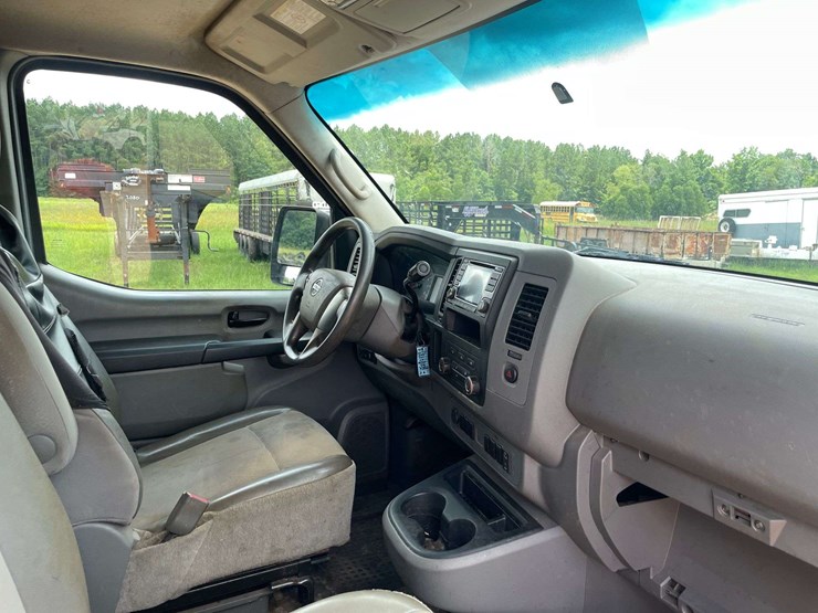 2018-nissan-nv2500hd-image-18