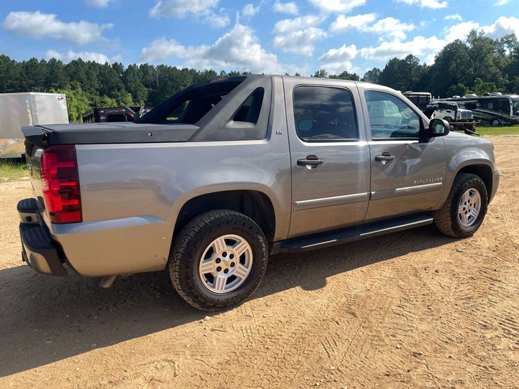 2007-chevrolet-avalanche-ls-image-3