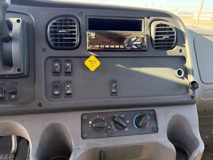 2019-freightliner-m2-106-image-11