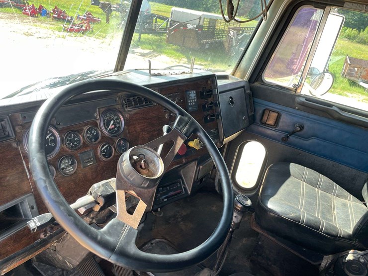 1994-peterbilt-567-image-11