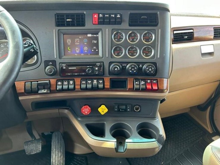 2020-kenworth-t680-image-16