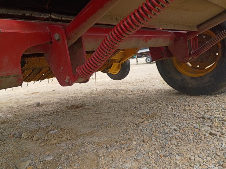 new-holland-br740-image-41