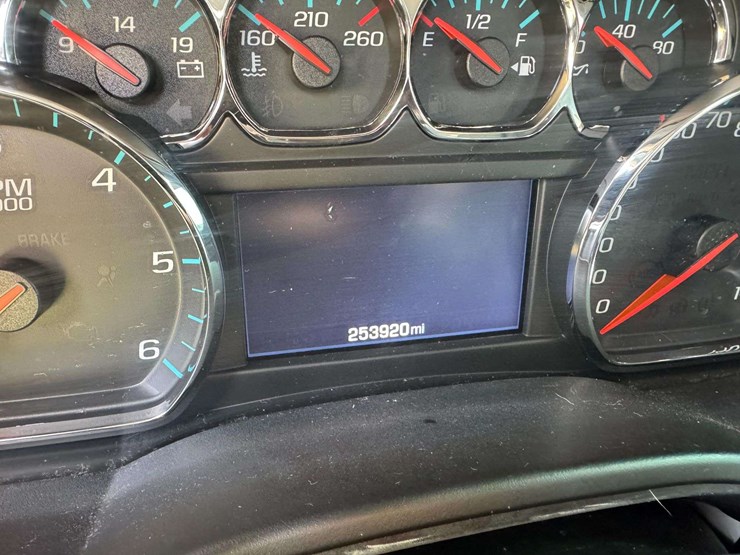 2016-chevrolet-suburban-1500-image-27