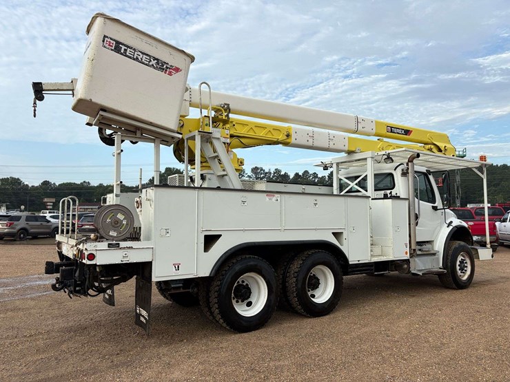 2013-freightliner-m2-106-image-3