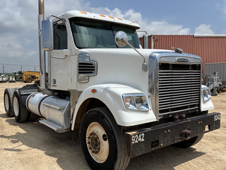 2014-freightliner-coronado-122-sd-image-3