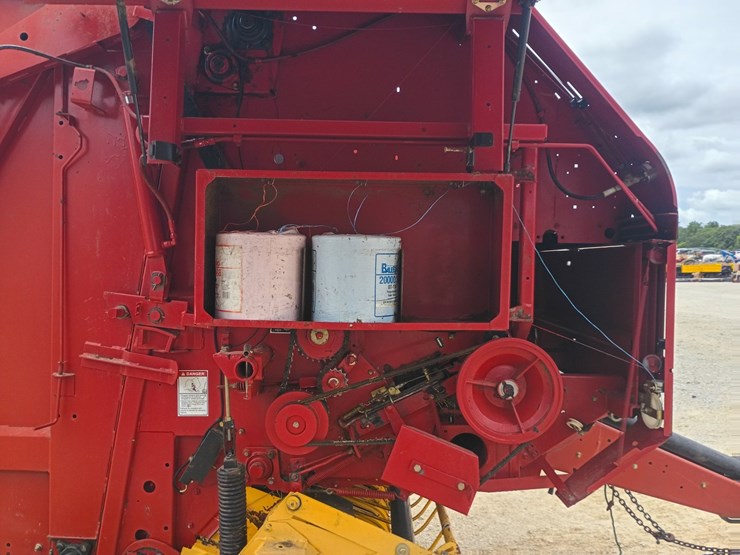 new-holland-br740-image-31