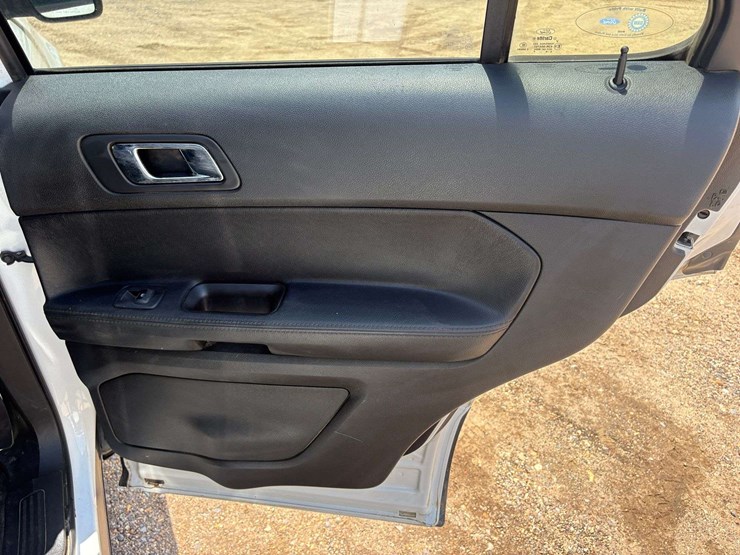 2016-ford-explorer-image-18