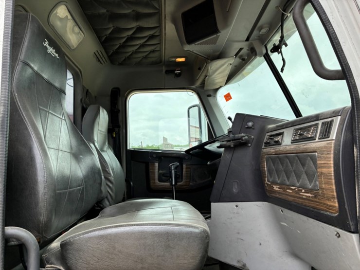 2016-freightliner-coronado-122-sd-image-8
