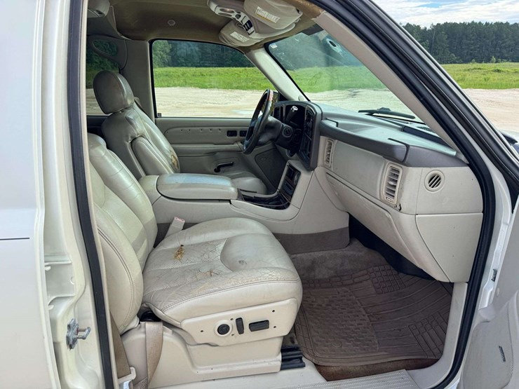 2005-cadillac-escalade-image-14