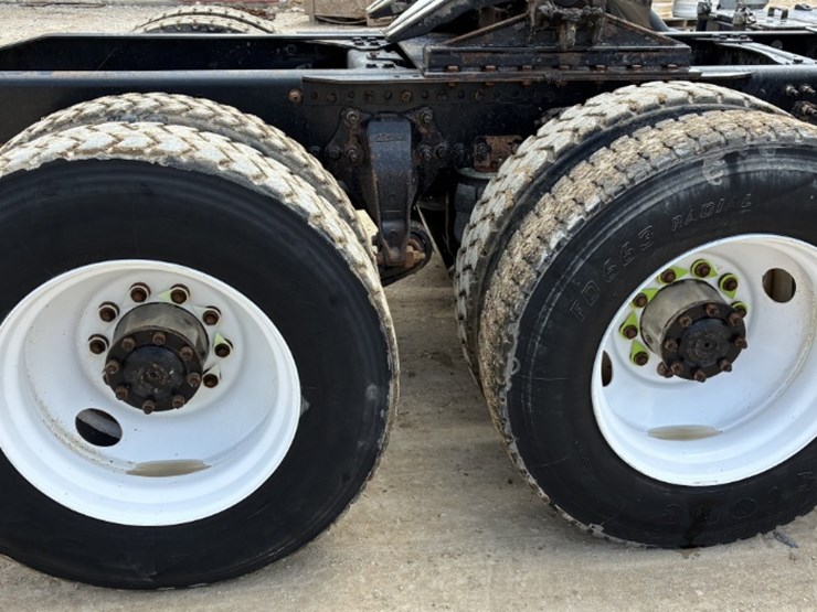 2016-freightliner-coronado-122-sd-image-10