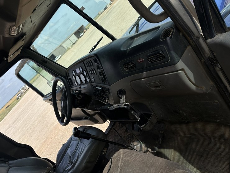 2015-peterbilt-389-image-4