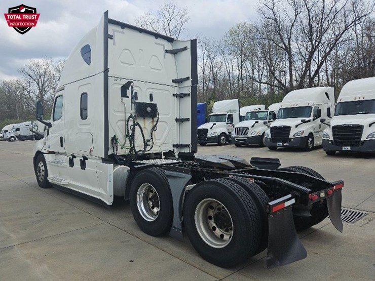 2020-freightliner-cascadia-126-image-2