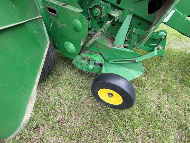 2010-john-deere-568-image-11