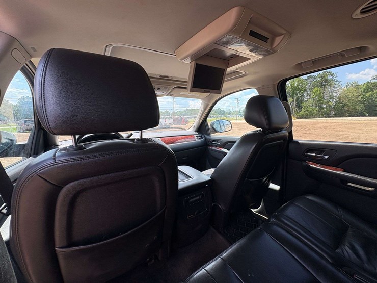 2012-chevrolet-suburban-1500-image-17
