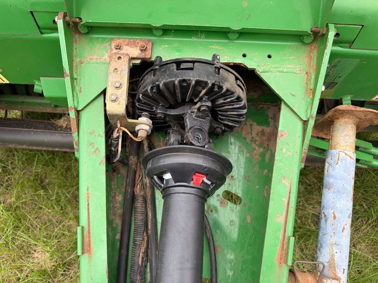 2010-john-deere-568-image-32
