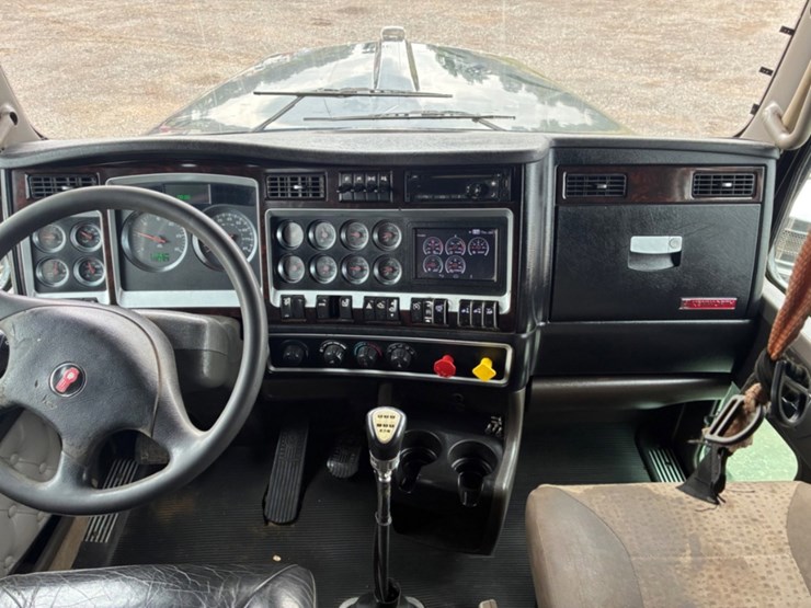 2018-kenworth-w900-image-13