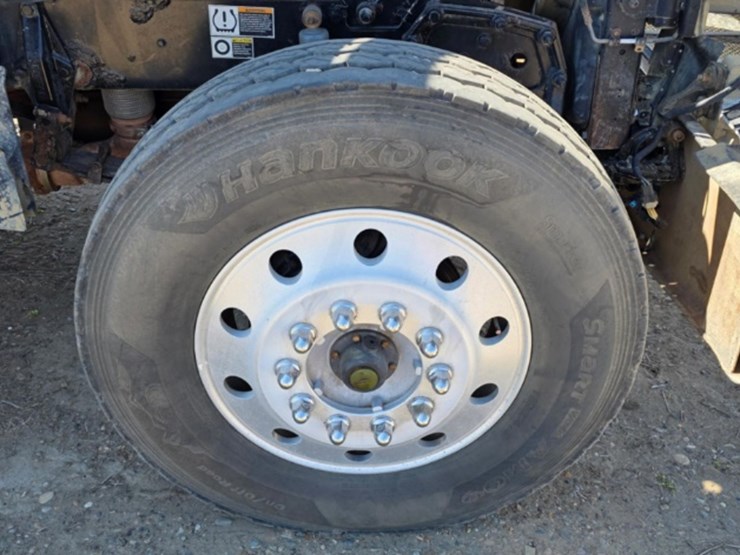 2013-peterbilt-388-image-14