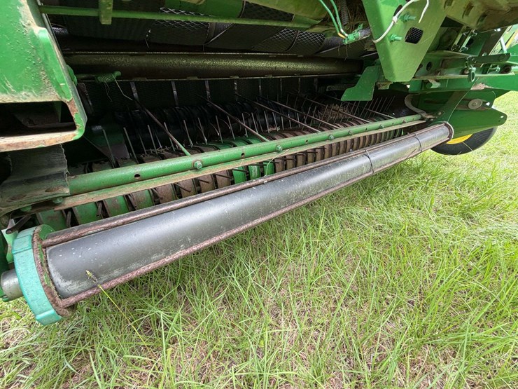 2010-john-deere-568-image-10
