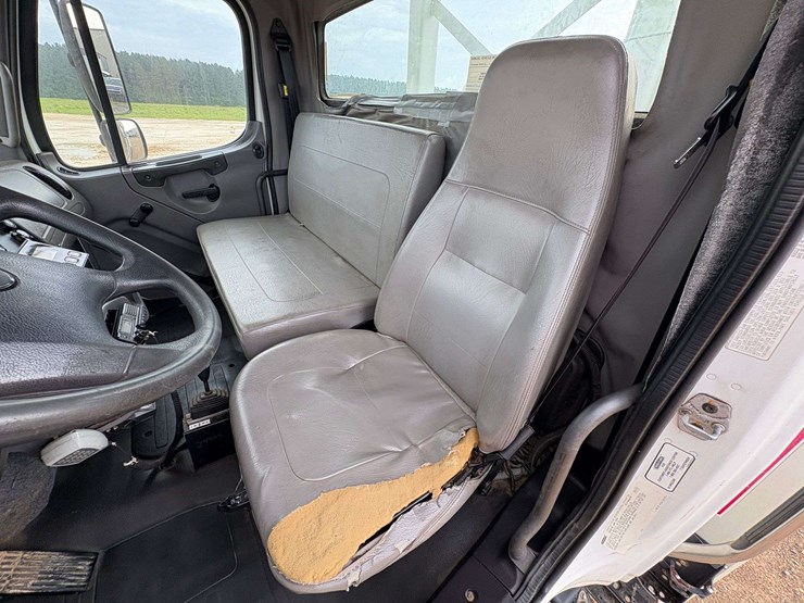 2013-freightliner-m2-106-image-14