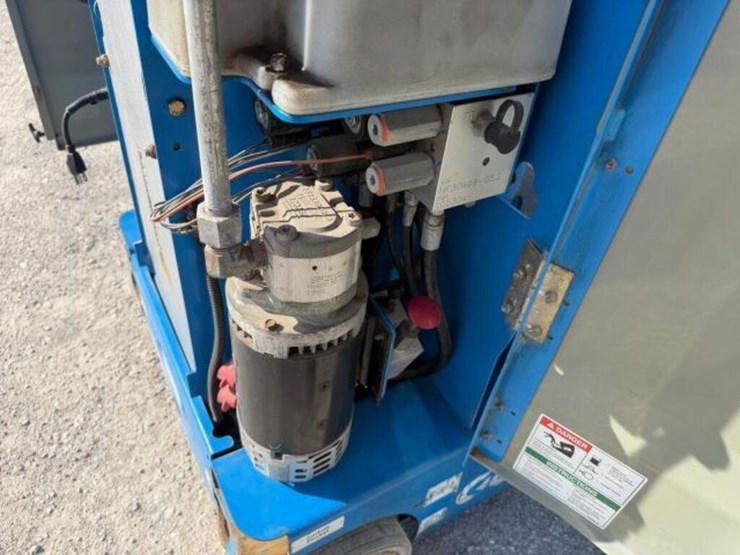 2015-genie-gr-20-electric-personnel-lift-gr1539528-image-13