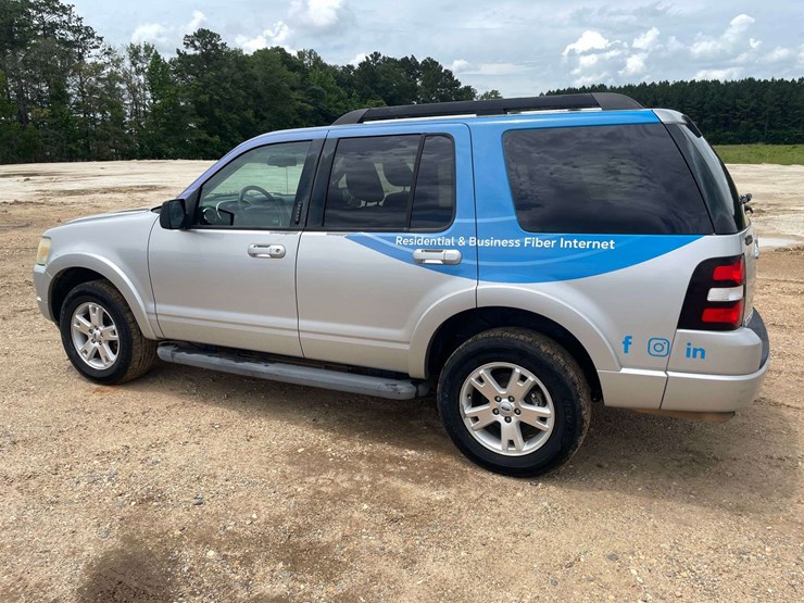 2010-ford-explorer-xlt-image-2